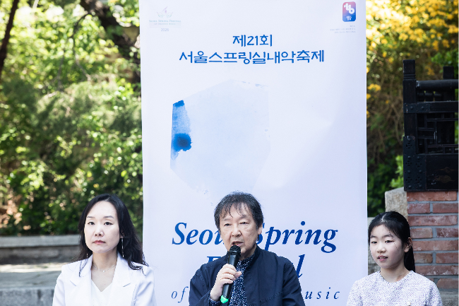 From left: Pianist Lim Hyo-sun, violinist Kang Dong-suk and violinist Kim Yeonah participate in a press conference held in Anguk-dong, central Seoul, Monday. (SSF)