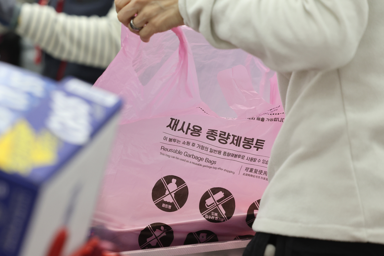 A consumer holds a garbage bag in a hypermarket in Seoul on Apr. 5. (Yonhap)