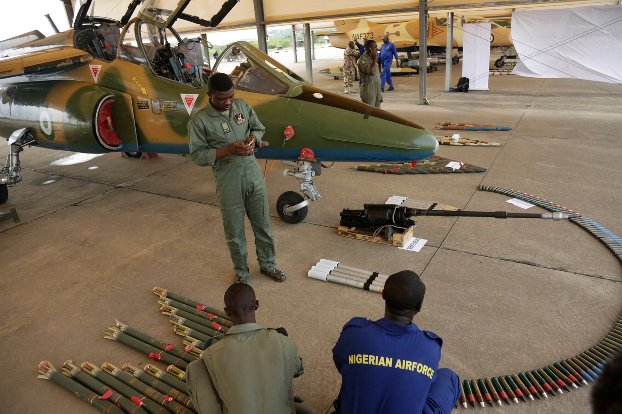Nigerian Air Force officers display ammunition next to a fighter jet during an event in Makurdi, Nigeria, in 2018. (AP-Yonhap)