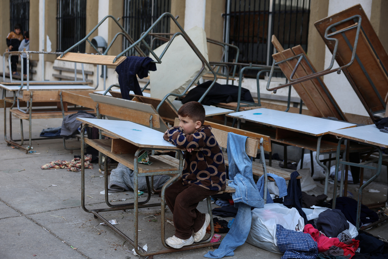 A child sits at the yard of a school, turned into a shelter for displaced people, in Tyre, Lebanon, Sunday. (Reuters-Yonhap)