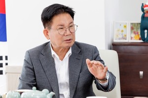 [인터뷰] 박강수 마포구청장 “청장님, 사진 찍어요!” 친근한 ‘마포의 아이돌’