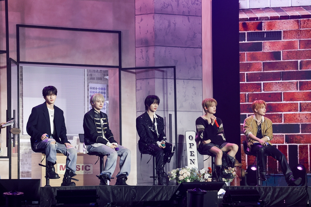 Tomorrow X Together talks to the audience during its showcase for 8th EP “7th Year: A Moment of Stillness in the Thorns,” held at Korea University Hwajeong Gymnasium in Seoul, Monday.