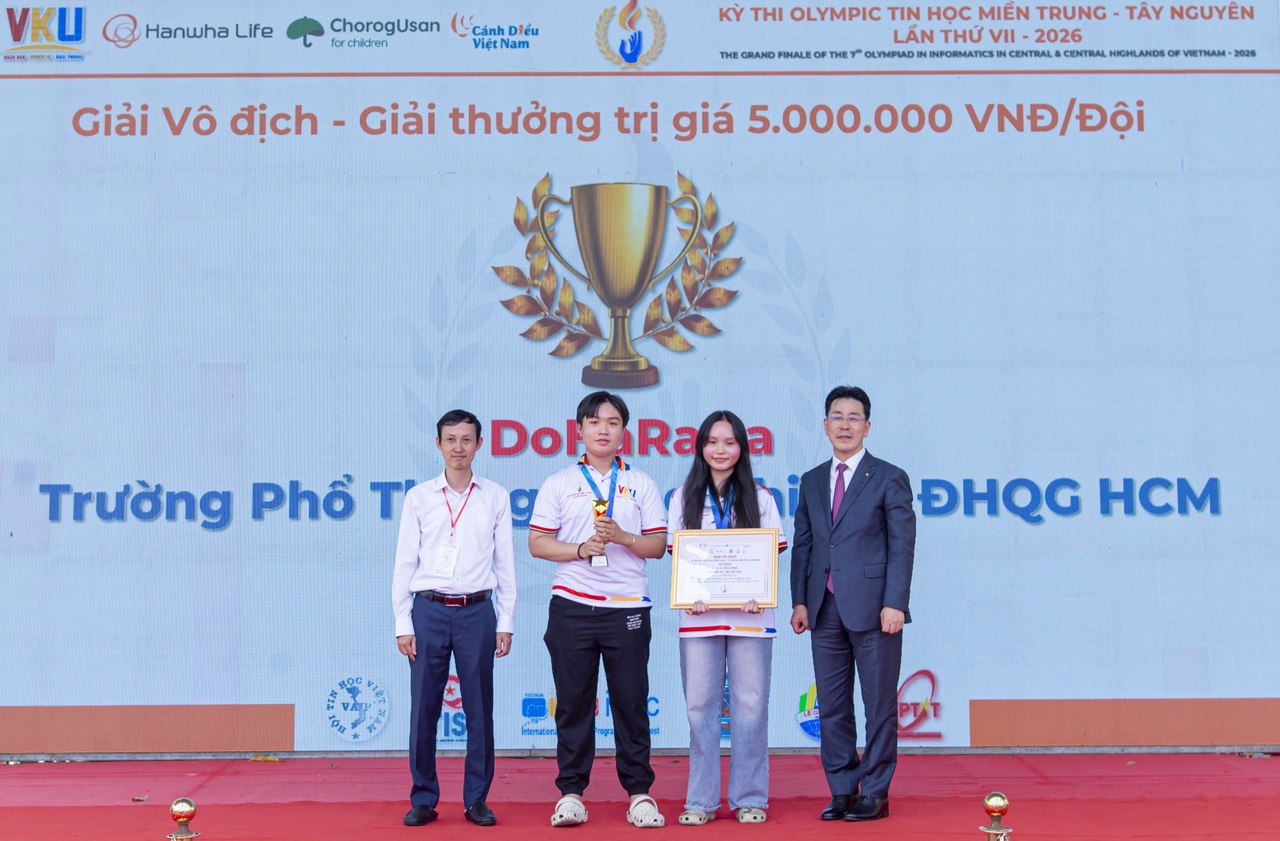 Lim Seok-hyun, head of the planning division at Hanwha Life Insurance (far right), poses with the grand prize-winning team in the AI Challenge category at the Vietnam Information Olympiad held last week in Da Nang. (Hanwha Life Insurance)