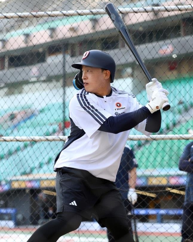 두산 베어스 손아섭이 2일 인천 SSG 랜더스필드에서 열린 한국야구위원회(KBO) 정규시즌 2차전 SSG 랜더스와의 경기에 앞서 타격 연습을 하고 있다. (연합)