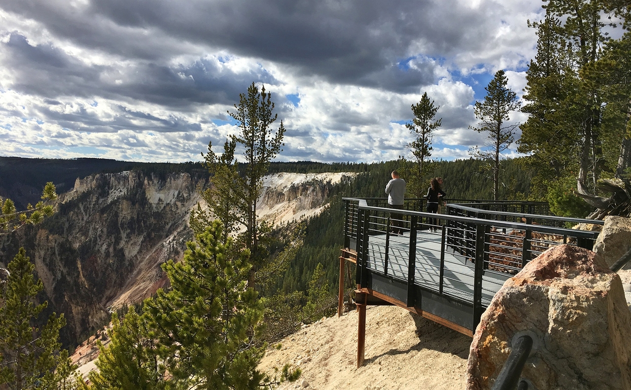 A rim trail and observation deck in Yellowstone National Park, renovated by Otak. (HanmiGlobal)