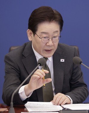 Lee jabs at opposition following social media spat over Israel