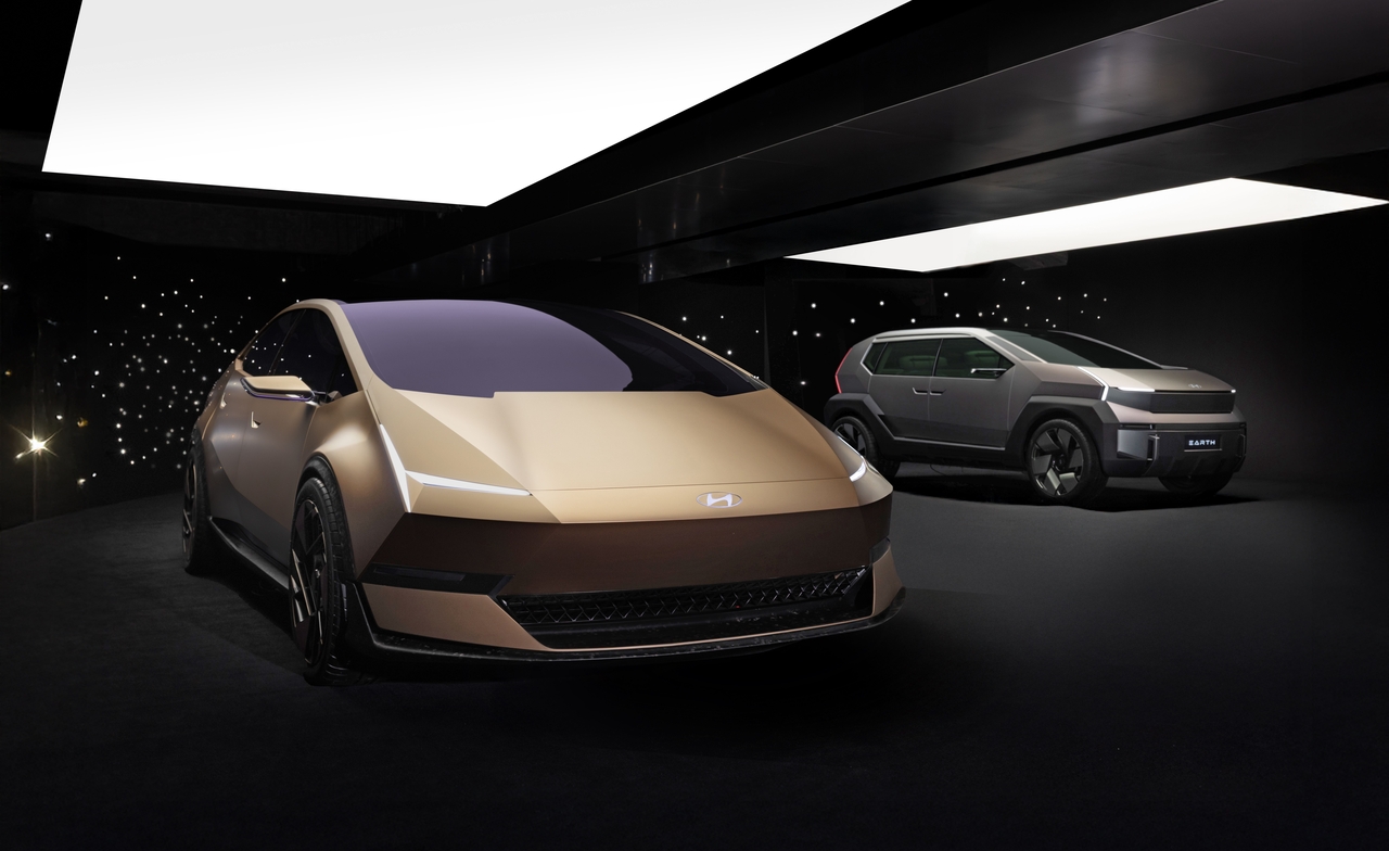 Hyundai Motor's two Ioniq concept vehicles, the Venus (left) and the Earth (Hyundai Motor Group)