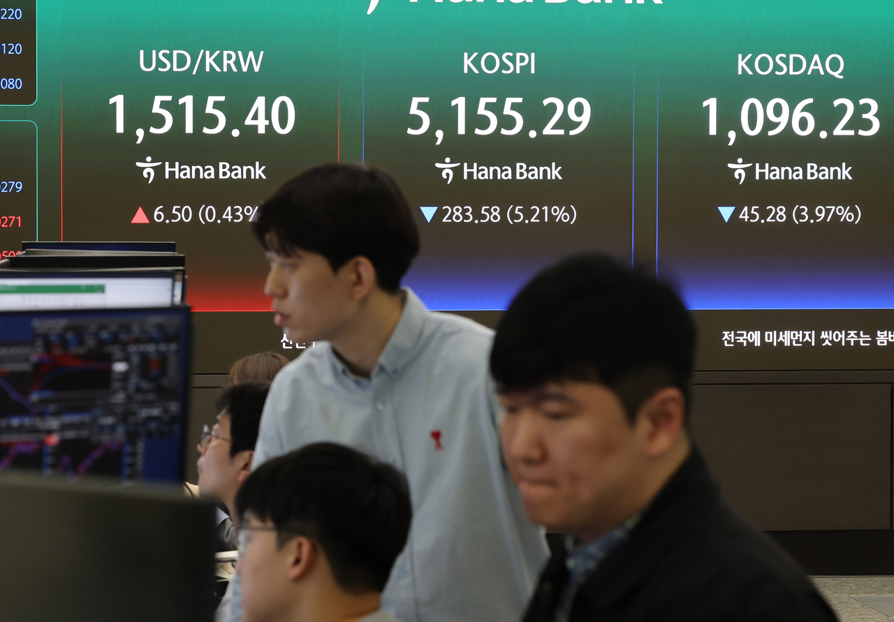 Screens at a dealing room of Hana Bank’s headquarters in central Seoul show stock prices and the won-dollar exchange rate on March 30, when Korean equities — particularly chip stocks — tumbled following the unveiling of Google’s TurboQuant. (Yonhap)
