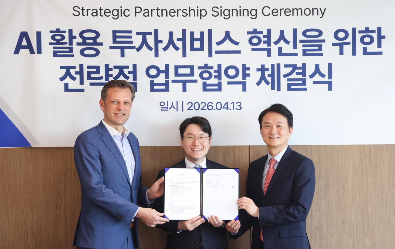 LSEG Global head of sales Nicolas Falmagne (left), Lim Woo-hyung (center), head of LG AI Research, and Kiwoom Securities CEO Eom Ju-sung pose at a signing ceremony for an AI investing partnership in Seoul on Monday. (LG Corp.)