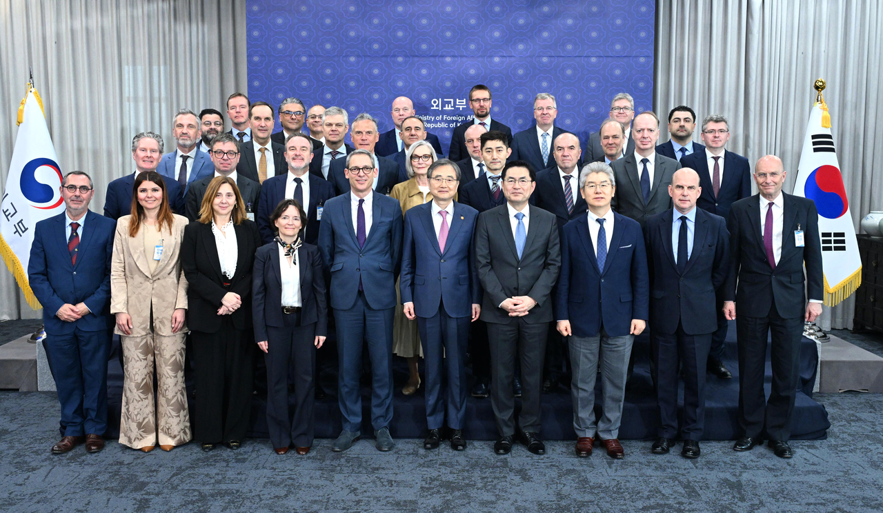 Foreign Minister Cho Hyun (center, front row) poses for a group photo with a delegation of ambassadors representing 30 countries of the North Atlantic Treaty Organization at the Foreign Ministry in Seoul on Tuesday. (Yonhap)