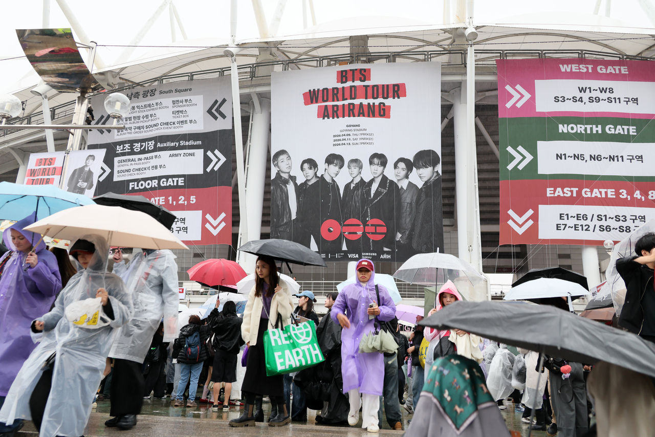 Fans wait to enter the main stadium at Goyang Sports Complex in Ilsan, Gyeonggi Province, ahead of the opening concert of BTS’ “Arirang” world tour, Thursday. (Yonhap)