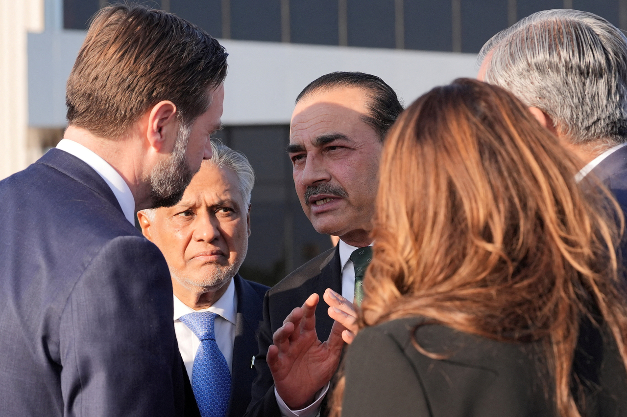 US Vice President JD Vance (left) talks to Pakistan's Chief of Defence Forces and Chief of Army Staff Field Marshall Asim Munir (third from left) and Pakistani Deputy Prime Minister and Foreign Minister Mohammad Ishaq Dar (second from left) before boarding Air Force Two in Islamabad, Sunday. (Reuters-Yonhap)