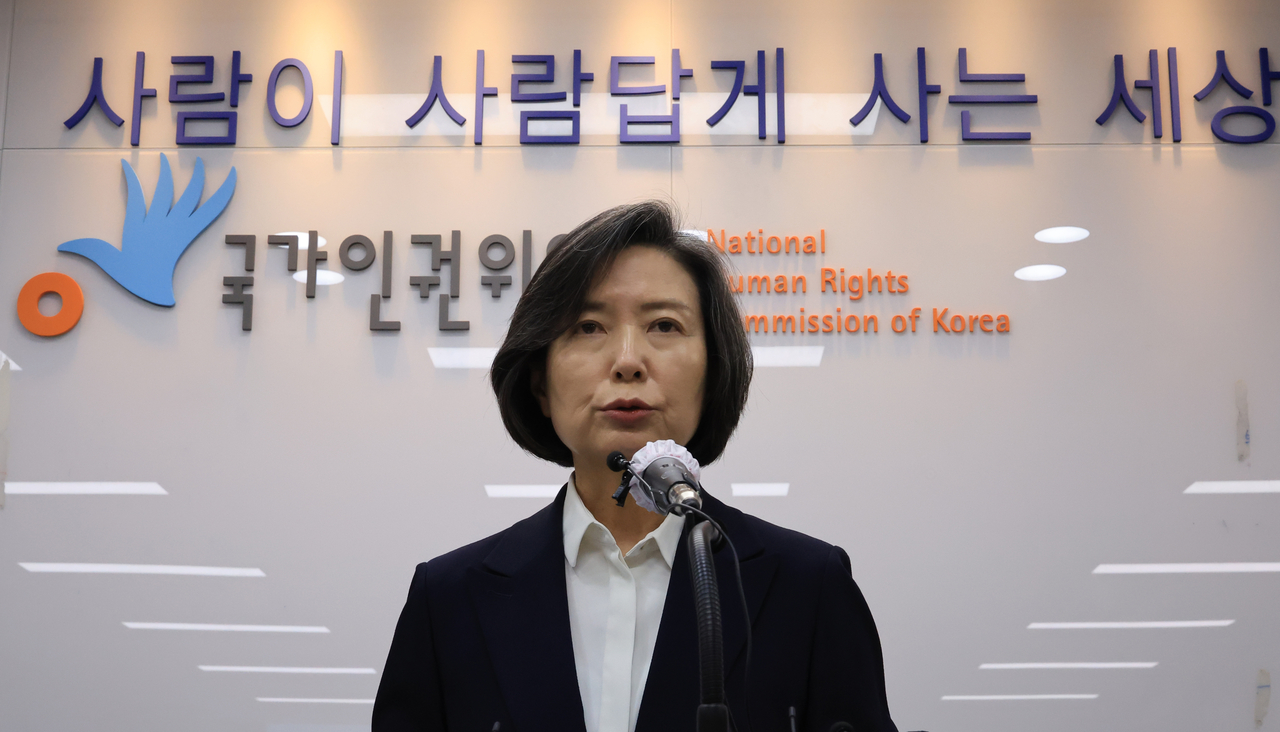 National Human Rights Commission standing committee member Lee Sook-jin speaks Tuesday during a press briefing on the commission’s findings from its investigation into the deaths of two patients at a psychiatric hospital in Ulsan, at the commission’s headquarters in Jung-gu, Seoul. (Yonhap)