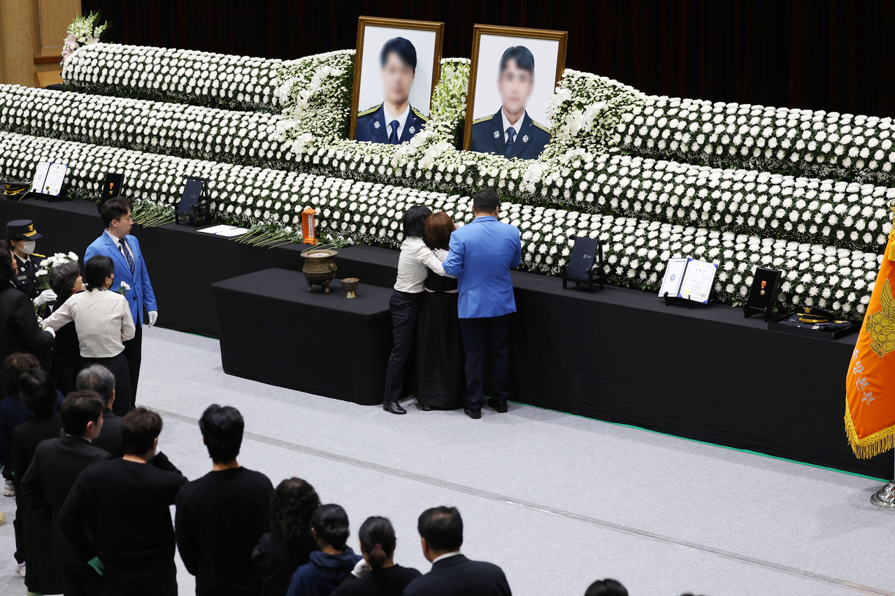 A funeral service is held Tuesday morning at the Wando Agricultural and Fisheries Cultural and Sports Center in South Jeolla Province for the late Senior Fire Lt. Park Seung-won and Fire Sgt. Noh Tae-young. (Yonhap)