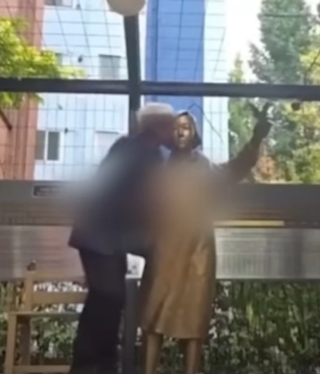 A screenshot from a video posted by Johnny Somali in 2024 shows him kissing the Statue of Peace in Seoul. (YouTube)