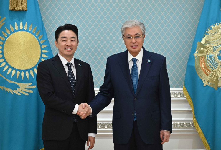 Kang Hoon-sik, chief of staff to President Lee Jae Myung, poses for a commemorative photo with Kazakh President Kassym-Jomart Tokayev during a courtesy call in Astana on April 8, while visiting Kazakhstan as a presidential envoy for strategic economic cooperation. (The Presidential Office of Kazakhstan via Yonhap)