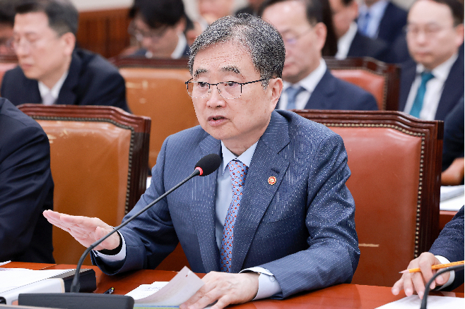 Foreign Minister Cho Hyun speaks during a plenary session of the National Assembly’s Foreign Affairs and Unification Committee in Seoul on Wednesday. (Yonhap)