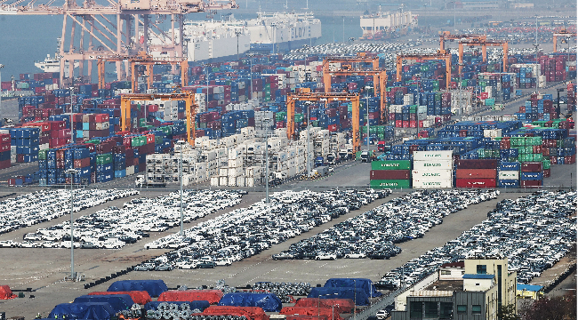 Containers ready to be shipped overseas are stacked at a port in Pyeongtaek, Gyeonggi Province, in this file photo taken April 1. (Yonhap)