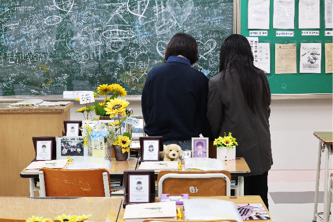 Mourners are paying respect to the victims of the 2014 sinking of the Sewol ferry, at Danwon High School in Ansan, Gyeonggi Province, Monday. The victims included 250 students and 11 teachers from the school, which had organized a field trip to Jeju Island. (Yonhap)