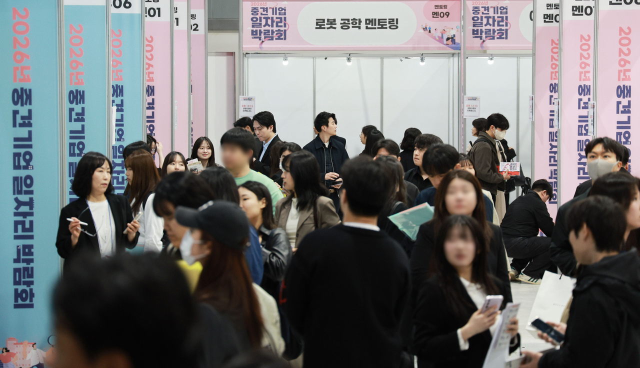 This file photo, taken March 31, shows a job fair in Seoul. (Yonhap)