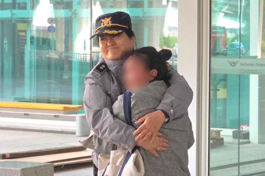 Capt. Song Ju-eun of the Gyeongnam Provincial Police Agency (left) hugs the Cambodian woman at Incheon Airport on April 7. (Gyeongnam Provincial Police Agency)