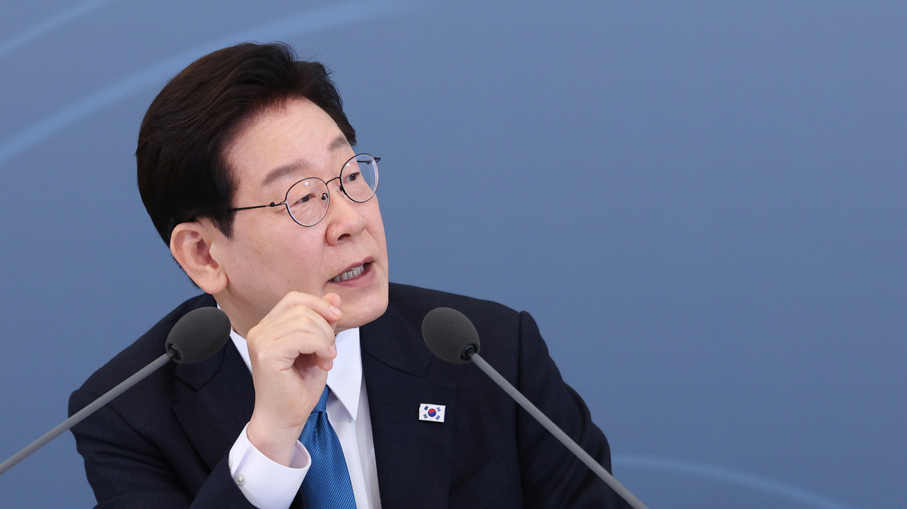 President Lee Jae Myung speaks during the first plenary meeting of the Regulatory Rationalization Committee at Cheong Wa Dae in Seoul, Wednesday. (Yonhap)
