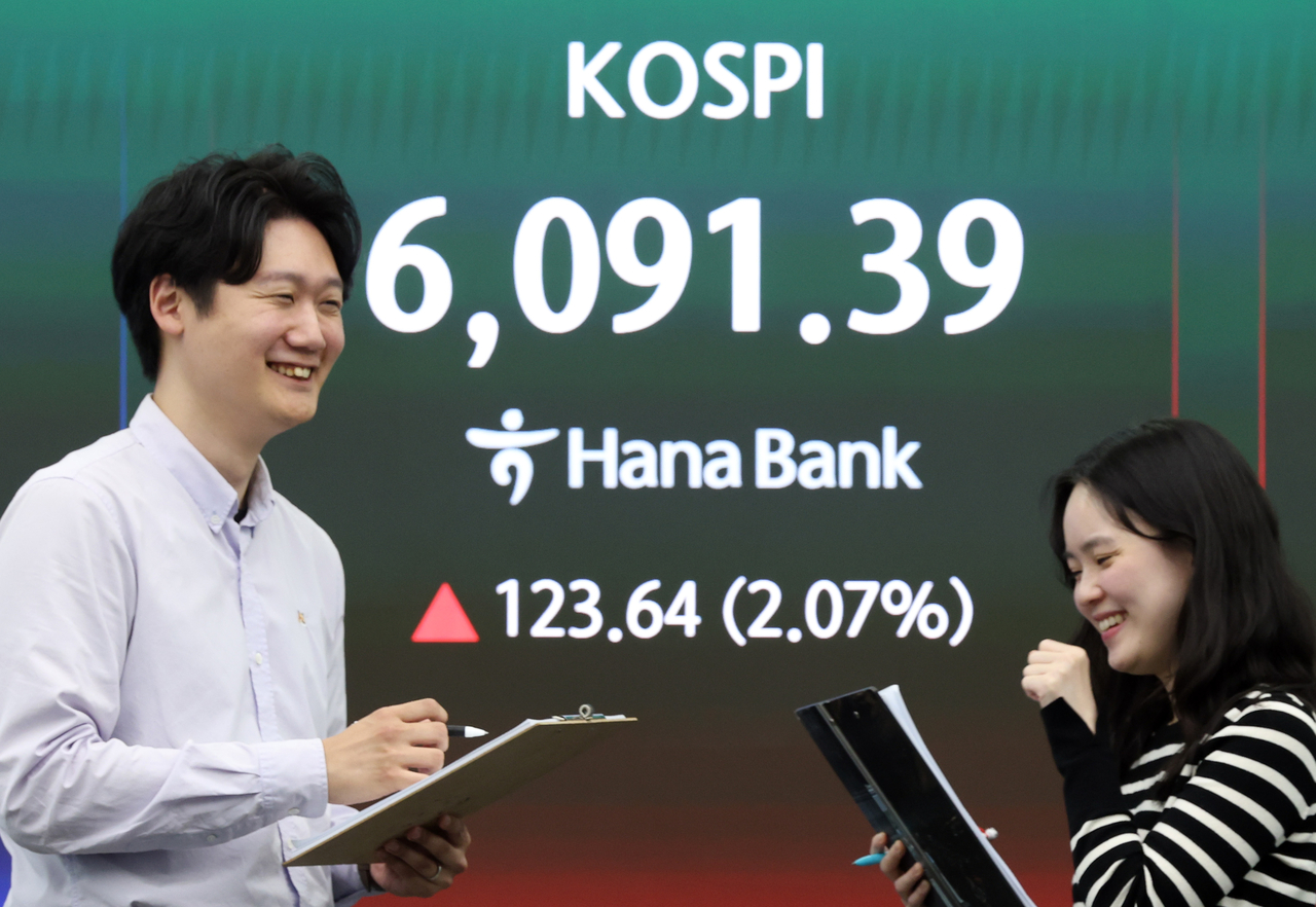 An electronic board shows the Kospi closing at 6,091.39 points, in a dealing room of the Hana Bank headquarters in central Seoul, Wednesday. (Yonhap)