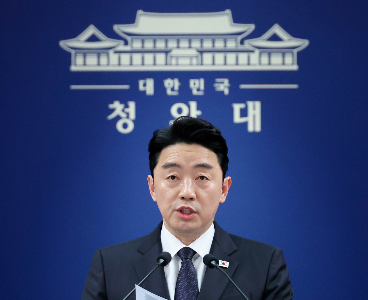 Kang Hoon-sik, President Lee Jae Myung's chief of staff, briefs reporters at Cheong Wa Dae on Wednesday on the outcome of his trip as presidential special envoy for strategic economic cooperation. (Yonhap)