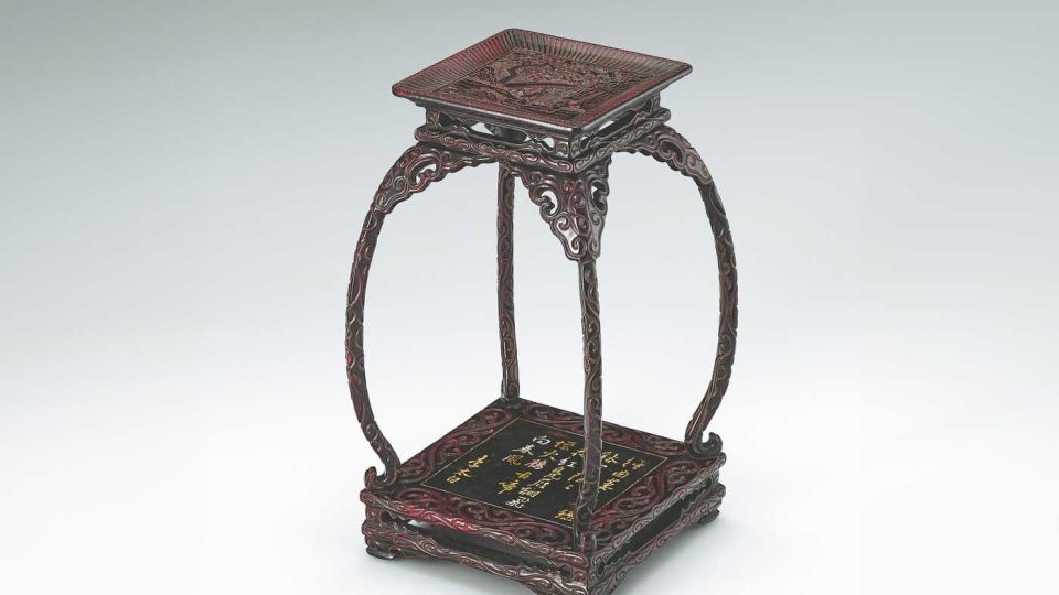 A lacquer incense stand made in Japan between the 18th and 19th centuries.    (China Daily)