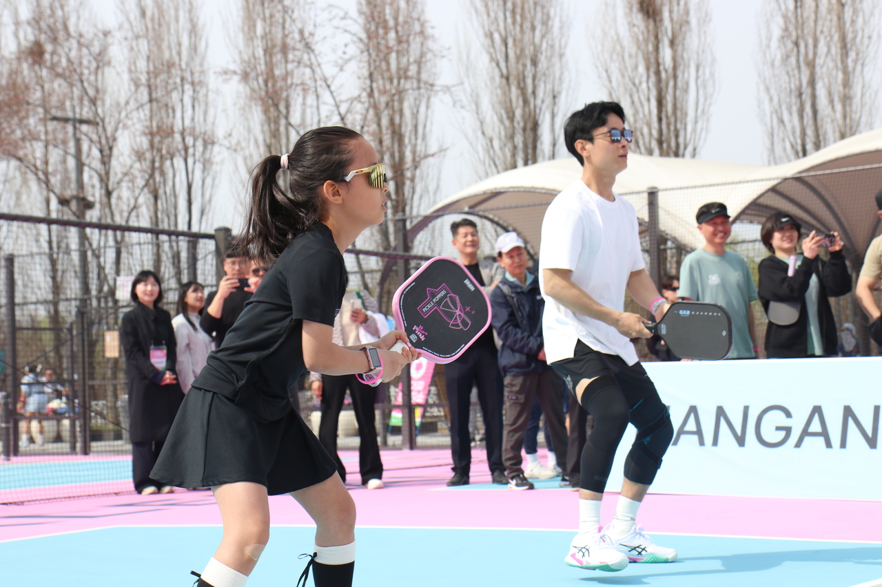 Citizens play pickleball at newly opened courts at Gwangnaru Hangang Park. (Seoul Metropolitan Government)
