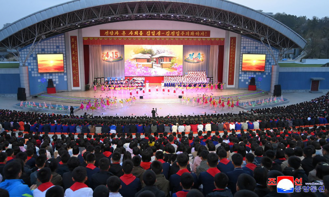 This image shows an art performance in Pyongyang on Monday, marking the 114th birth anniversary of North Korea founder Kim Il-sung . (KCNA via Yonhap)