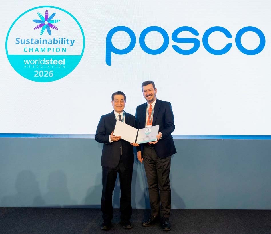Posco Group Chairman Chang In-hwa (left) and Ugur Dalbeler, chair of the World Steel Association, pose for a photo after Posco received the sustainability champion award at the World Steel Association’s regular meeting in Berlin, Germany, on Tuesday. (Posco Group)
