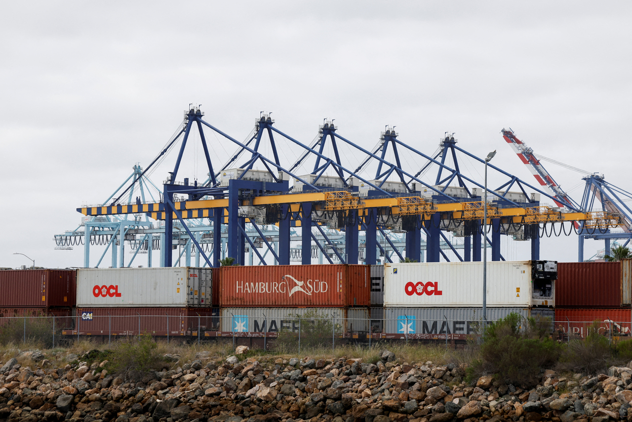 Shipping containers wait to be transported along a railroad at the port of Los Angeles in Long Beach, California, March 10.  Reuters-Yonhap