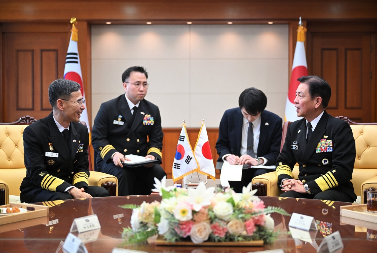 ROK Navy Chief Adm. Kim Kyung-ryul (left) meets JMSDF Chief Adm. Saito Akira in Seoul on Wednesday. (Republic of Korea Navy)