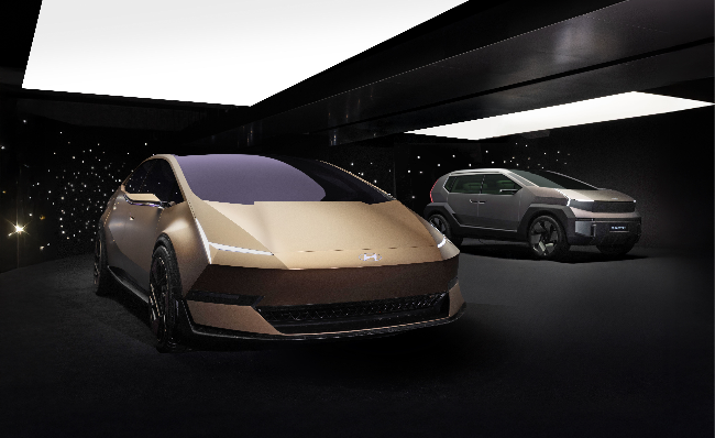 Hyundai Motor's two Ioniq concept vehicles, the Venus (left) and the Earth (Hyundai Motor Group)