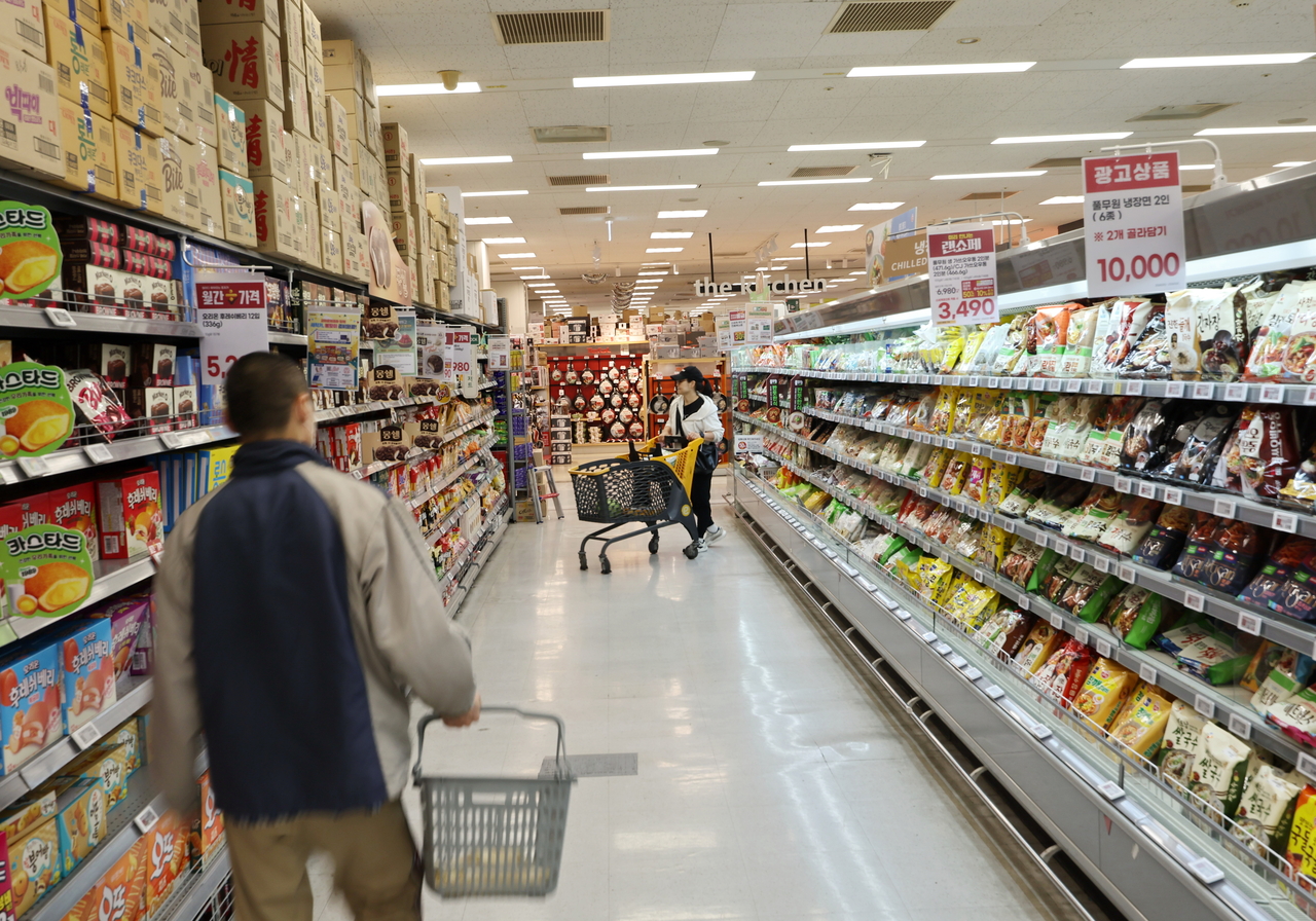A citizen shops at a large supermarket in Seoul on March 27, 2026. (Yonhap)