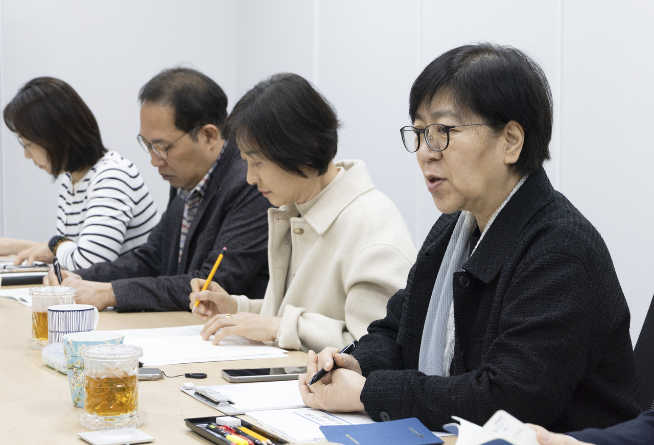 Welfare Minister Jeong Eun-kyeong (right) speaks during an emergency meeting on deaths among vulnerable households, March 22 in Seoul. (Ministry of Health and Welfare)