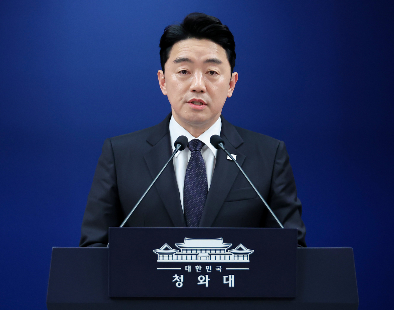 강훈식 비서실장, 사우디 2억 배럴 원유 한국 우선 배정 역대급 성과....4개국 방문 결과 브리핑, 한동훈 국힘 복당론 부상, 늑구 포획 작전 진행 중