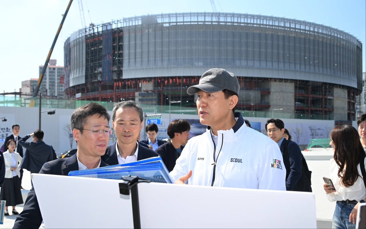 Seoul Mayor Oh Se-hoon inspects plans for the development of waterfront spaces, including the Seoul Arena project, at a connecting bridge over the Jungnangcheon in Dobong-gu, Seoul, on Wednesday. (Seoul Metropolitan Government)