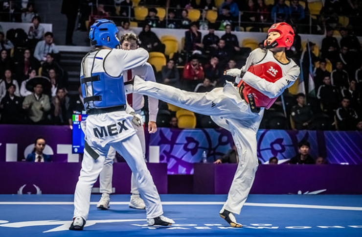 South Korea’s Ha Ji-ung (right) takes on Mexico's Guillermo Manuel Cortes Rabastida during the men's 59-kilogram semifinals, at the  2026 World Taekwondo Junior Championships in Mexico City, Wednesday.  (World Taekwondo)