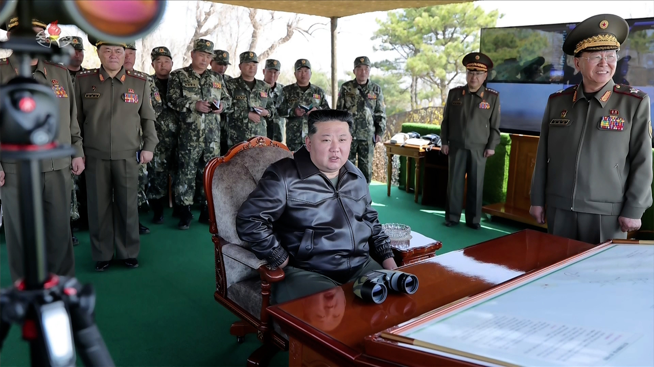 North Korean leader Kim Jong-un (center)  inspects an artillery firing contest involving subunits under a large combined unit in the western region of the Korean People’s Army on April 15, marking the Day of the Sun, the birth anniversary of state founder Kim Il-sung, according to Korean Central Television on Thursday. (KCTV-Yonhap)