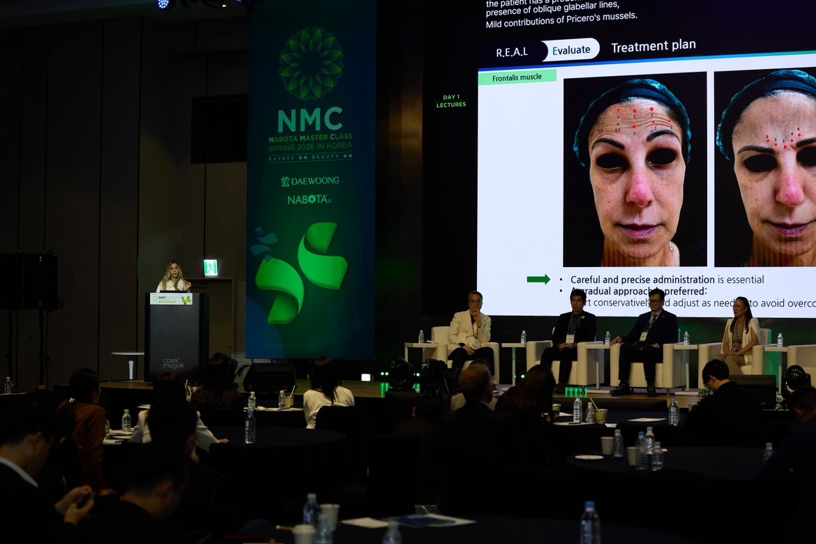 Brazilian dermatologist Renata Primavera introduces her Nabota usage in a patient during the Nabota Master Class in Seoul earlier this week. (Daewoong Pharmaceutical)