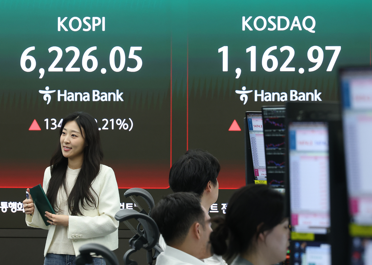 An electronic board showing the Korea Composite Stock Price Index at a dealing room of the Hana Bank headquarters in Seoul on Thursday. (Yonhap)