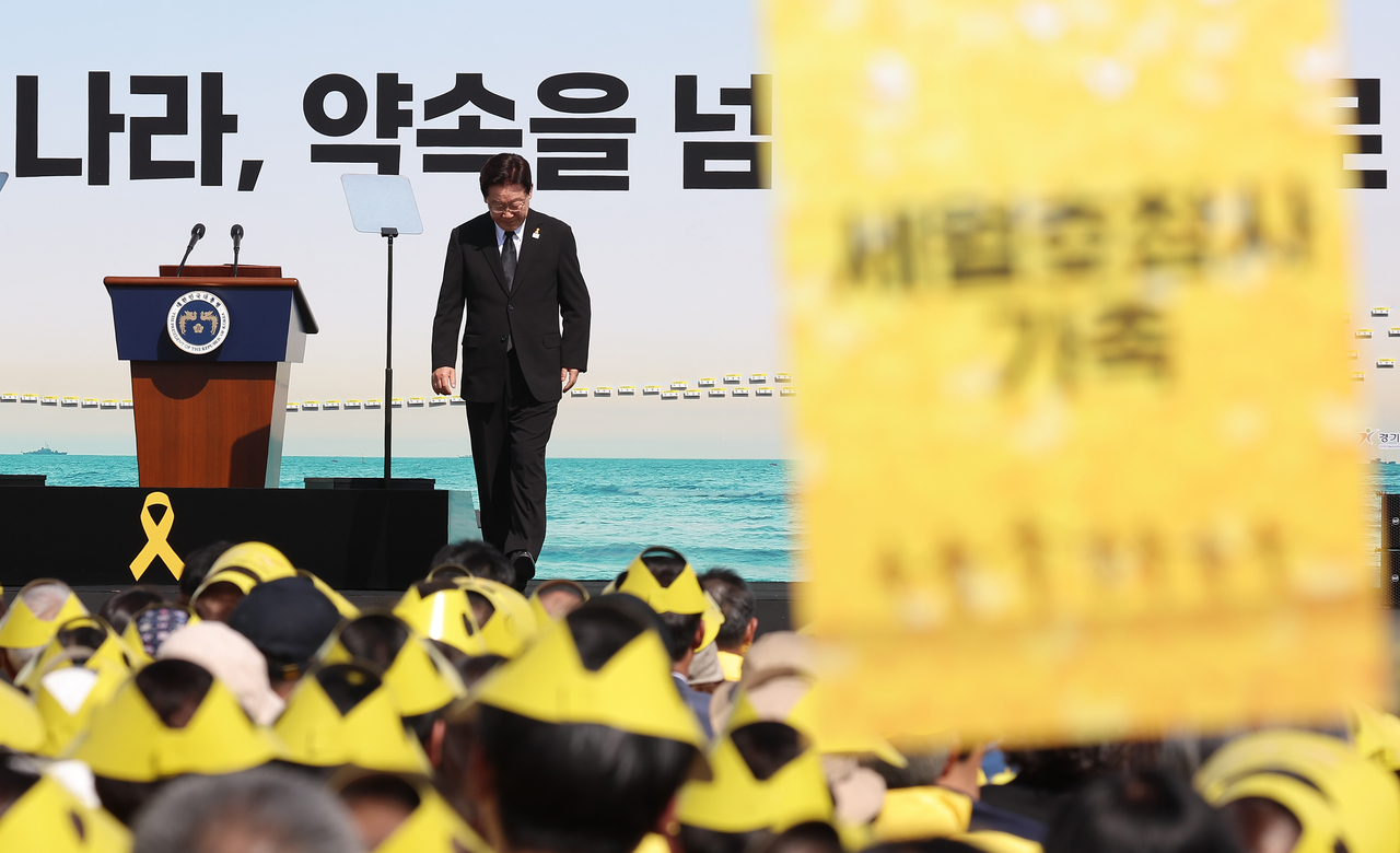 President Lee Jae Myung returns to his seat after delivering a memorial address at a ceremony marking the 12th anniversary of the Sewol ferry disaster at Hwarang Park in Ansan, Gyeonggi Province, on Thursday. (Yonhap)