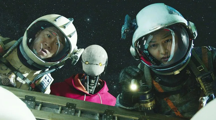 "Space Sweepers" starring Jin Sun-kyu (left) and Song Joong-ki (Netflix)