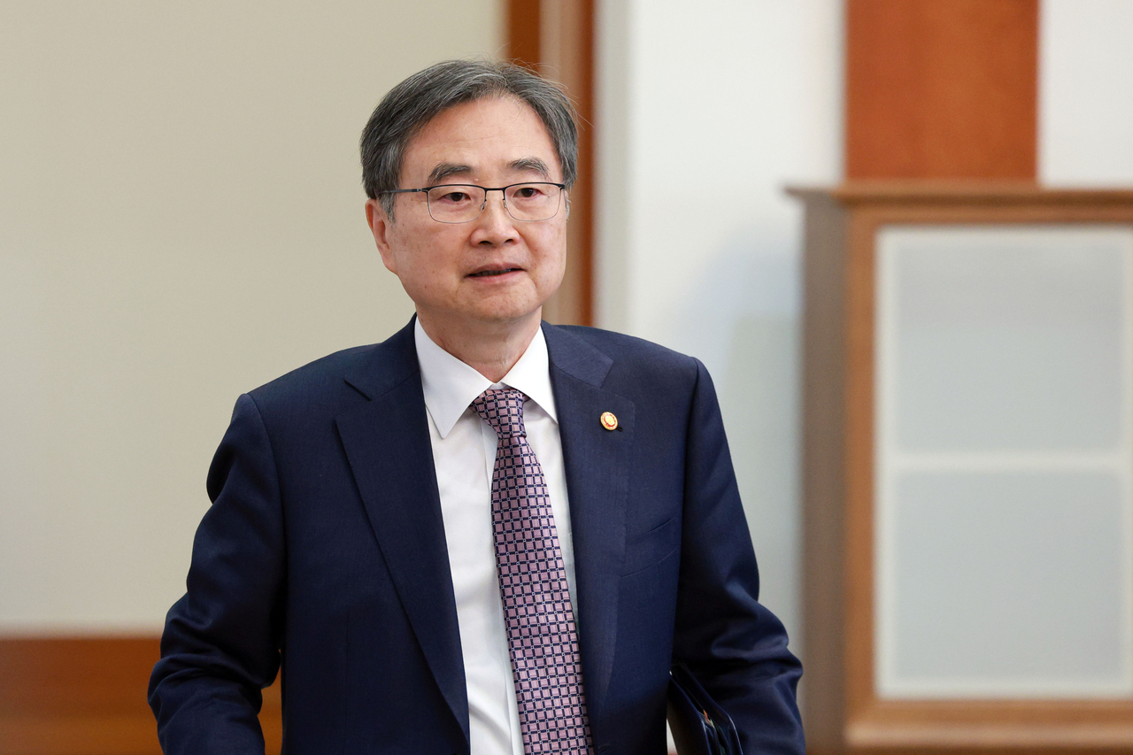 Foreign Minister Cho Hyun arrives for a Cabinet meeting at Cheong Wa Dae on March 31. (Yonhap)