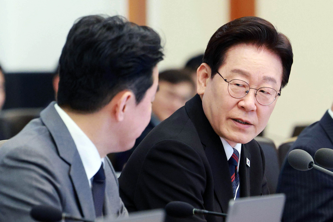 President Lee Jae Myung (R) speaks during a meeting with senior aides at Cheong Wa Dae in Seoul on Thursday. (Yonhap)