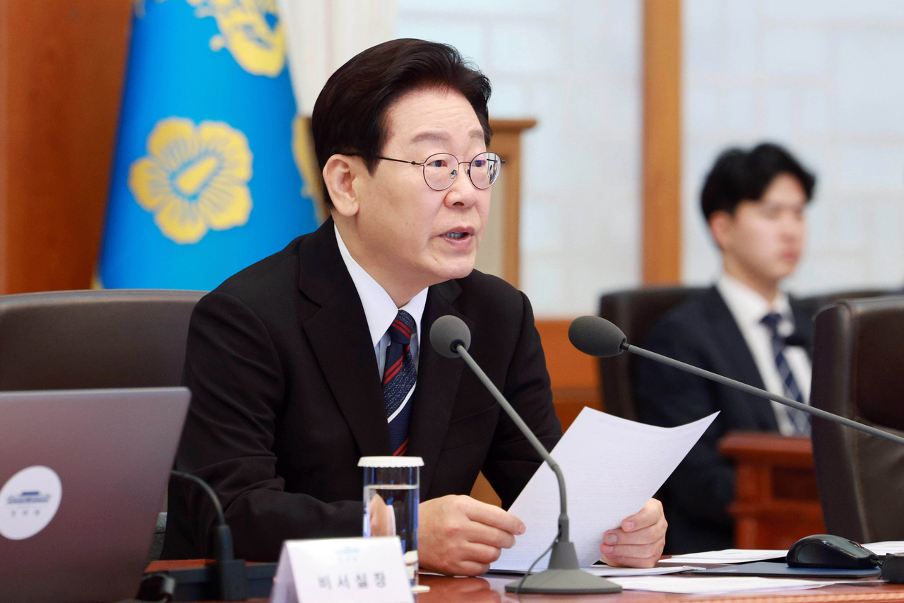 President Lee Jae Myung speaks during a meeting with senior aides at Cheong Wa Dae in Seoul on Thursday. (Yonhap)
