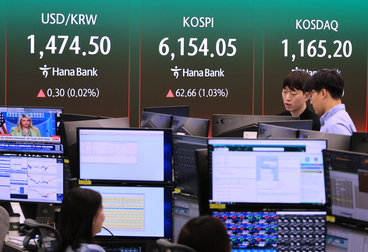 An electronic board showing the Korea Composite Stock Price Index at a dealing room of the Hana Bank headquarters in Seoul on Thursday. (Yonhap)
