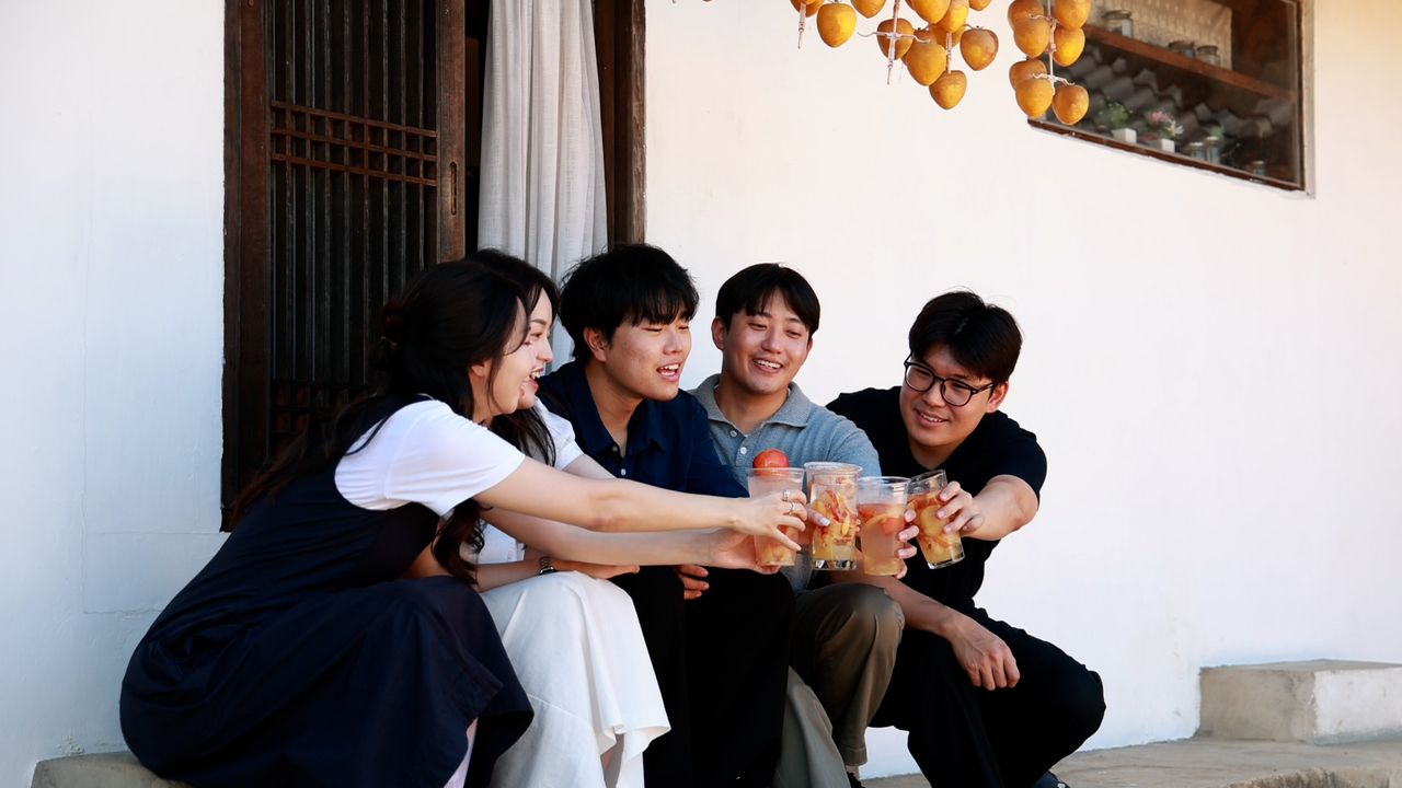 SNS직원서포터즈 확대운영 촬영현장모습.[군위군 제공]